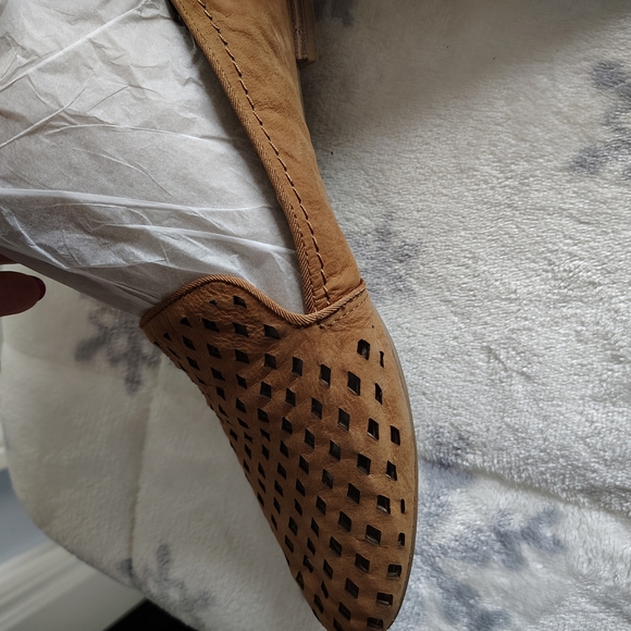 Franco Sarto Zerbino Tan Loafers with laser Cut Detail 9.5 - Picture 8 of 8